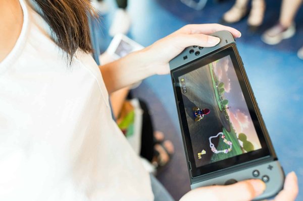 Quel modèle de Nintendo Switch est le meilleur pour les jeux multijoueurs en famille ?