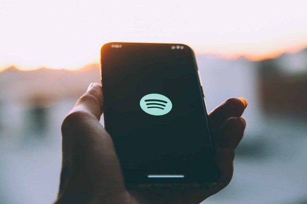 Quelles sont les étapes pour configurer un compte Spotify sur un Google Pixel pour écouter de la musique en streaming ?